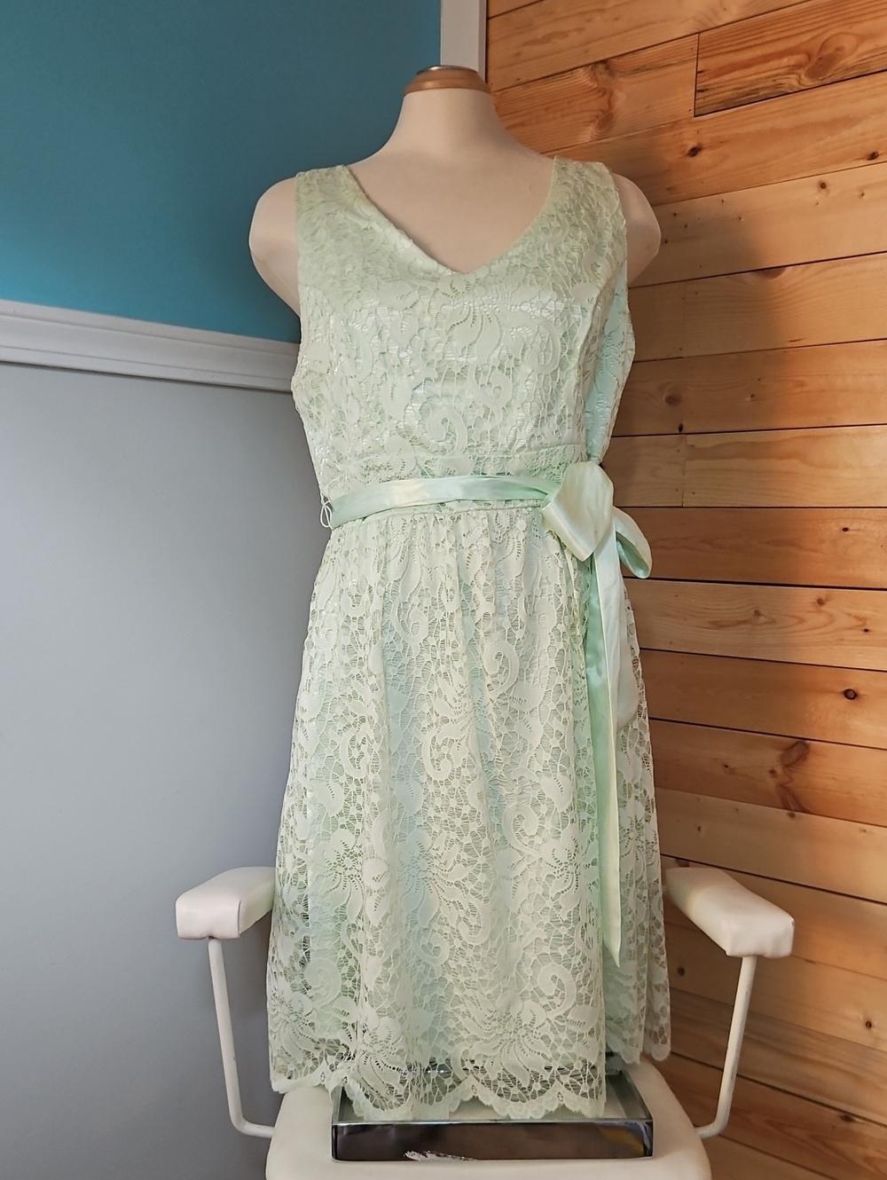 Light Mint Lace V-Neck Knee Length Dress with Satin Bow Sz16